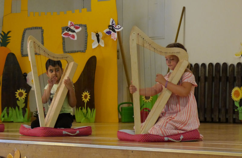 Einschulung 2022 Zwei Kinder spielen Harfe
