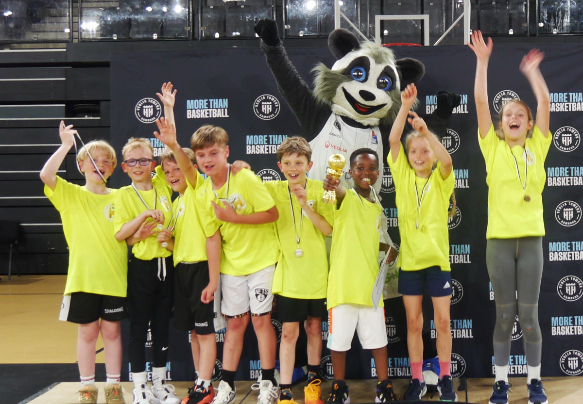Team der Burgweide Baskets mit dem Pokal Team der Burgweide Baskets mit dem Pokal
