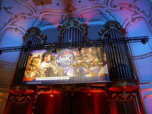 Jubiläumskonzert 15 Jahre JeKi, Die Orgel der Laeiszhalle mit einem großen JeKi-Plakat davor Jubiläumskonzert 15 Jahre JeKi, Die Orgel der Laeiszhalle mit einem großen JeKi-Plakat davor