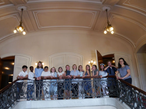 Jubiläumskonzert 15 Jahre JeKi, Unsere Kinder in der Laeiszhalle auf einem Treppenhaus-Balkon Jubiläumskonzert 15 Jahre JeKi, Unsere Kinder in der Laeiszhalle auf einem Treppenhaus-Balkon
