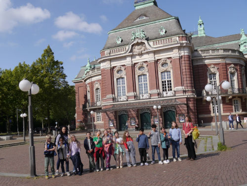 Jubiläumskonzert 15 Jahre JeKi, Unsere Kinder vor der Laeiszhalle Jubiläumskonzert 15 Jahre JeKi, Unsere Kinder vor der Laeiszhalle