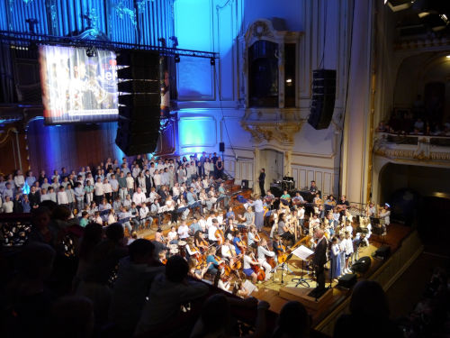 Jubiläumskonzert 15 Jahre JeKi, Kinder musizieren auf der großen Bühne der Laeiszhalle Jubiläumskonzert 15 Jahre JeKi, Kinder musizieren auf der großen Bühne der Laeiszhalle