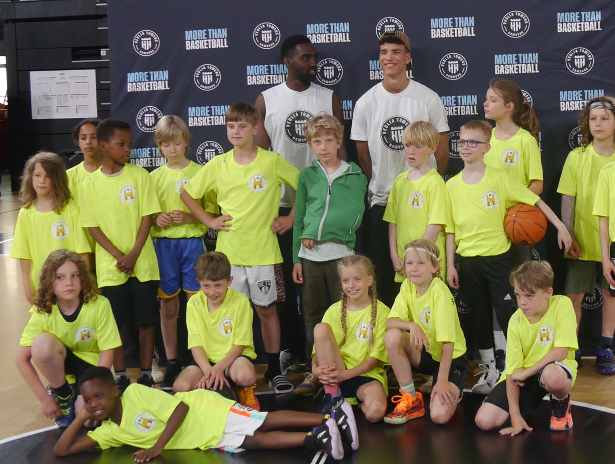 beide Teams der Burgweide Baskets zusammen mit zwei Profis der Towers