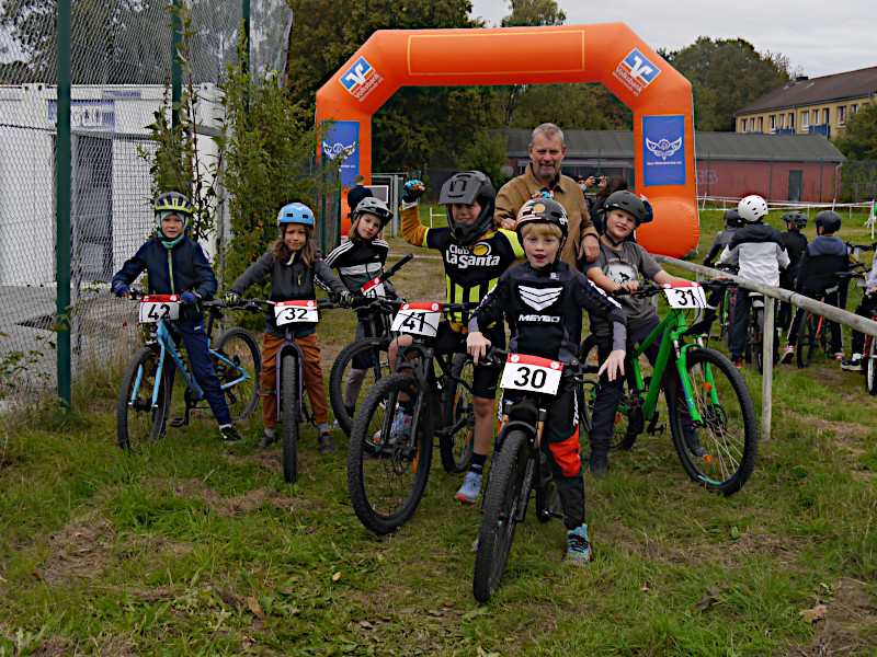 die Kinder der Burgweide auf ihren Mountain-Bikes die Kinder der Burgweide auf ihren Mountain-Bikes