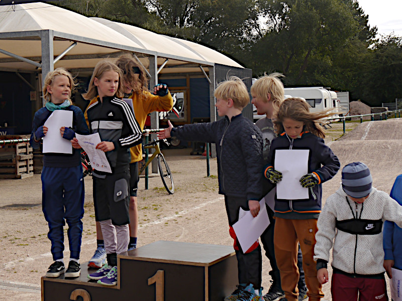 die Kinder auf der Siegertreppe die Kinder auf der Siegertreppe