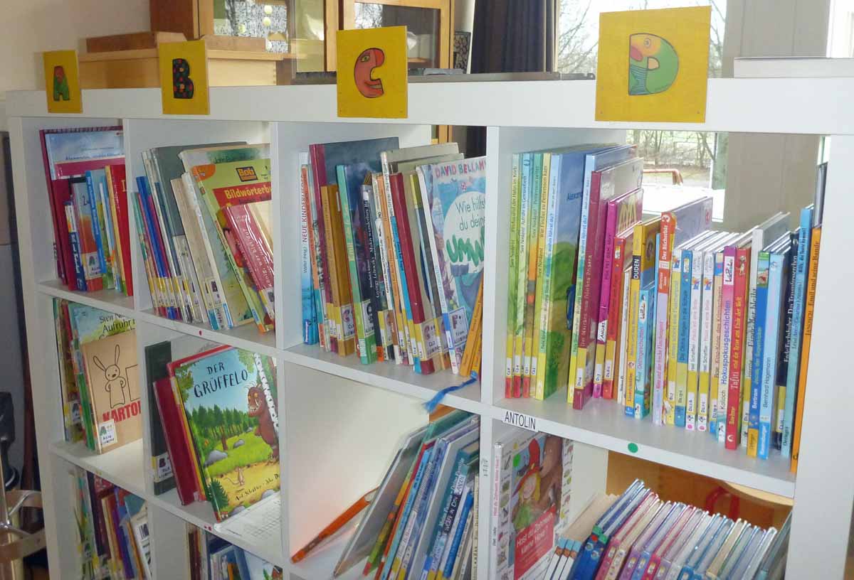 Bücherregal