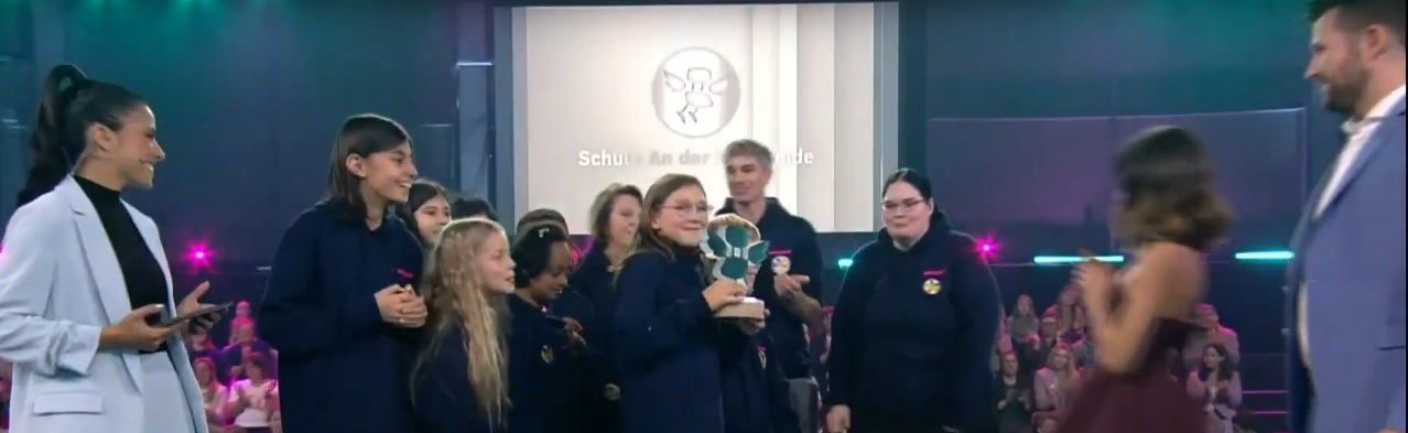 Verleihung des Deutschen Schulpreises 2025 - Unsere Schüler*innen nehmen den Pokal entgegen